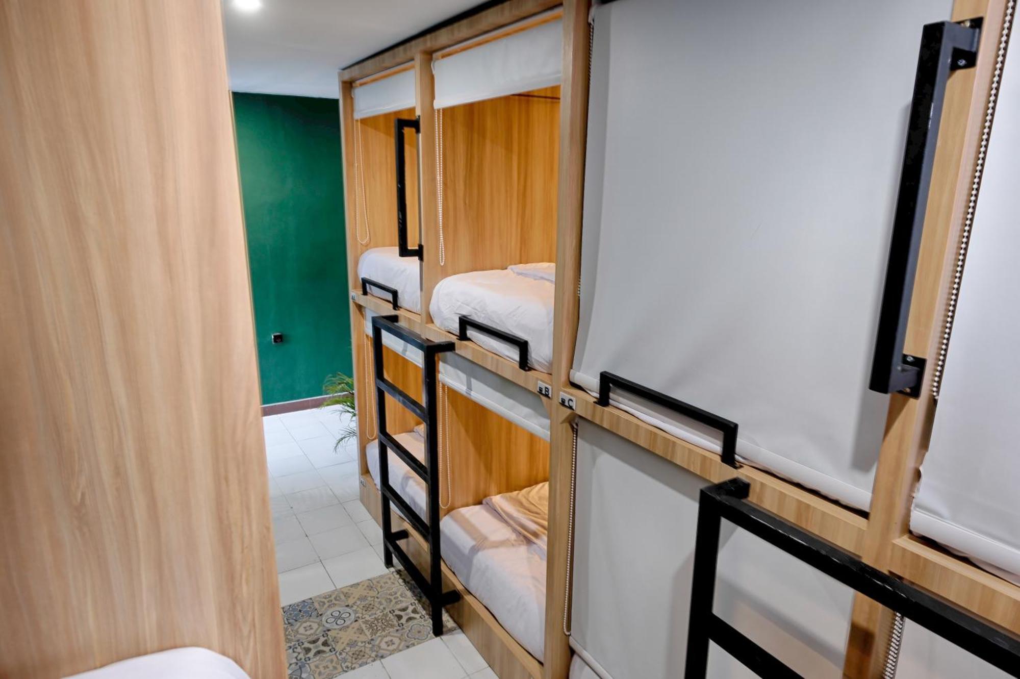Hubs Hostel Джок'якарта Екстер'єр фото